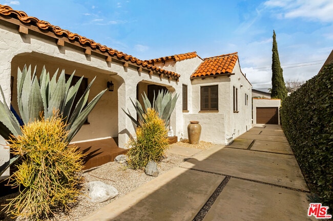 Building Photo - 460-460 N Alfred St