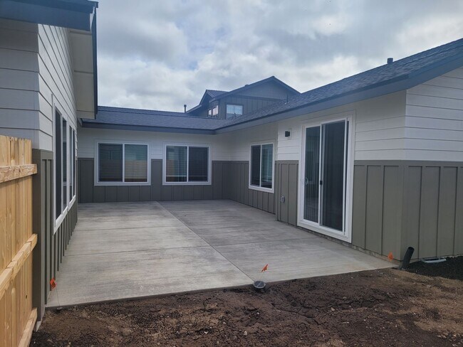 Building Photo - 899 NE Discovery Loop