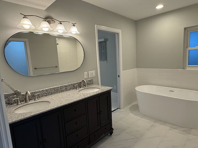 Building Photo - Remodeled Pool Home Located in the Very De...