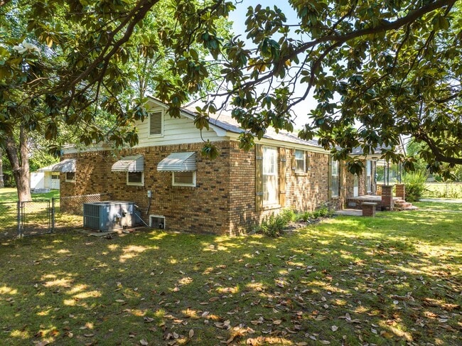 Building Photo - Freshly Updated 3 Bedroom Home