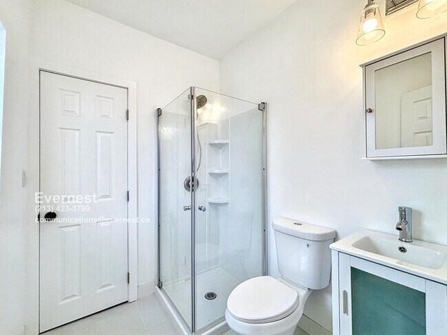 Building Photo - Lovely 2-Bedroom Duplex with Modern Comfor...