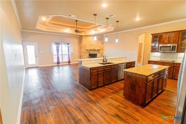 Building Photo - 2033 Catkins Ln