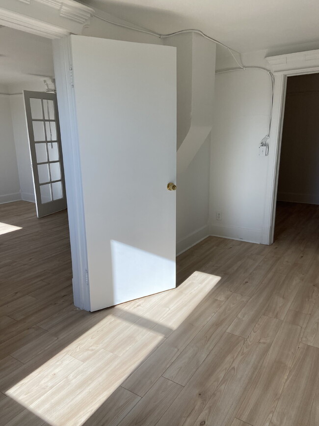 Building Photo - Spacious 3 bed 1 bath, bright & cheery apa...
