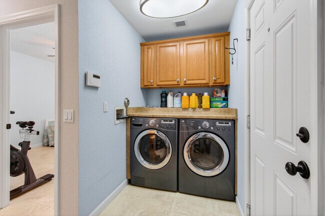 Building Photo - 7076 Middlebury Dr