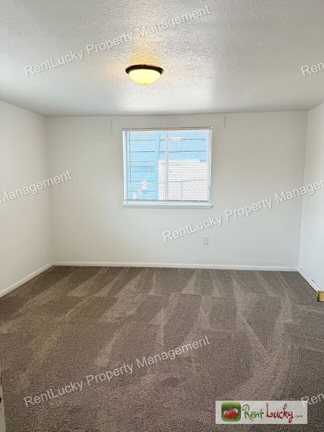 Building Photo - Amazing 3 Bedroom Home in Beacon Hill with Extra Parking and Great Layout!