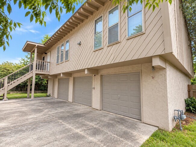 Building Photo - 2305 Lazy Lake Dr