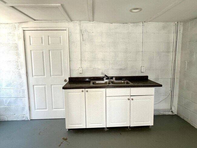 Building Photo - Spacious 4 Bed Home Near Bass Pro with Detached Garage & Fenced Yard