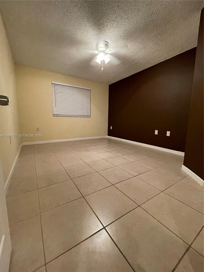 Building Photo - 1204 Glenmoor Dr