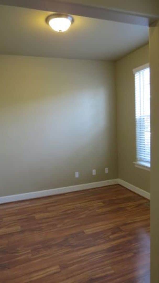 Building Photo - Beautiful home in neighborhood of Bend.  L...