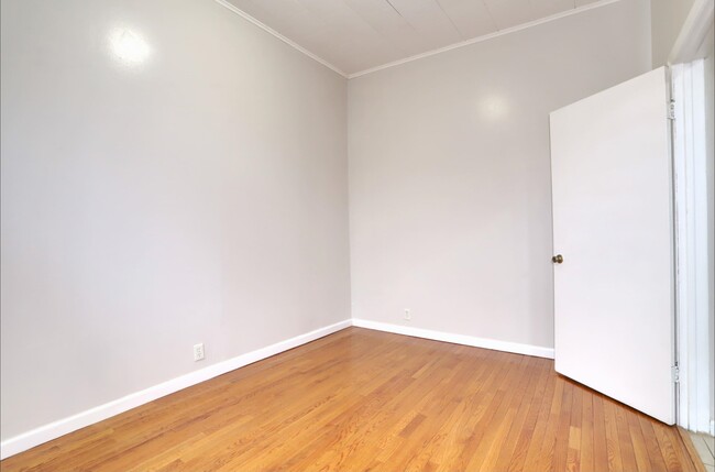 Building Photo - 39 Bowers St