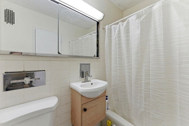 Building Photo - 201 St Pauls Ave