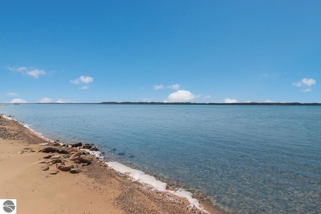 Building Photo - 10512 Lakeshore Rd