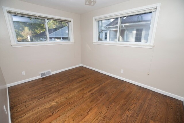 Building Photo - 1327 N Oak St