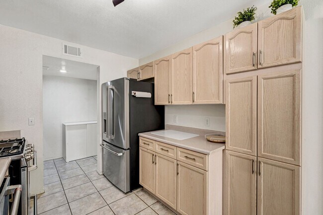 Building Photo - 2 Bedroom Condo w/ Patio & 1 Car Attached ...