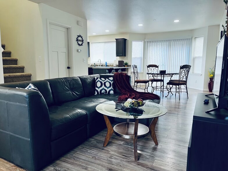 Lots of living space - 1747 Vela Ln SW