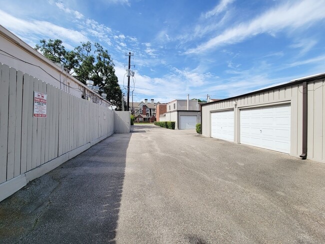 Building Photo - Stylish Townhouse in Prime Location – Walk...