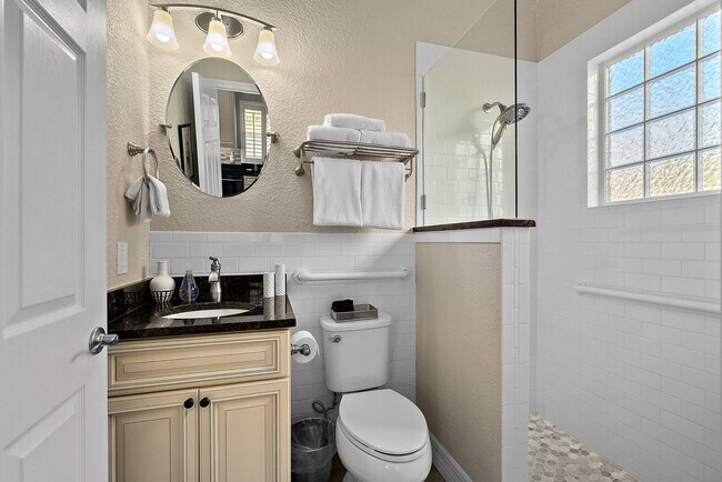 Building Photo - 104 Cedar St