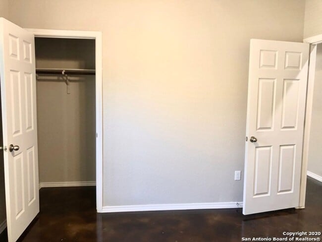 Building Photo - Modern Luxury Duplex in Seguin!