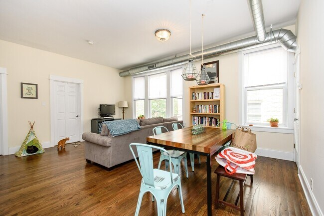 Building Photo - Top Floor 2bd/1bth Ukrainian Village, Avail August 1st!