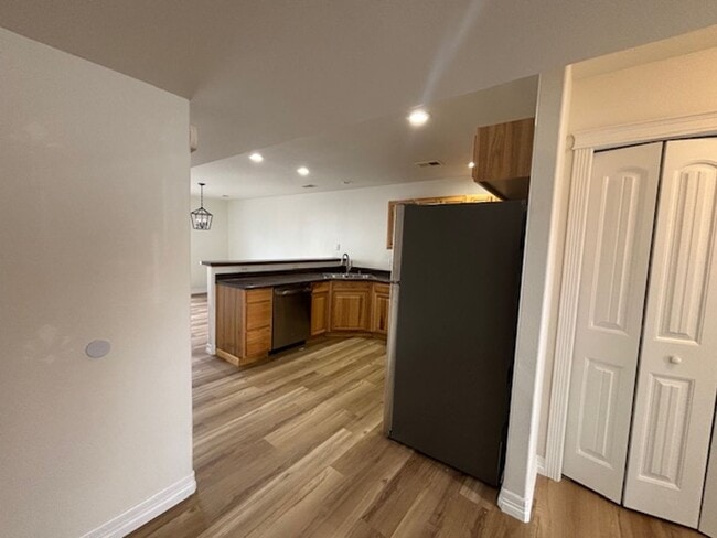 Building Photo - 4 Bedroom 3.5 Bath Townhouse Near Dell Range Blvd.