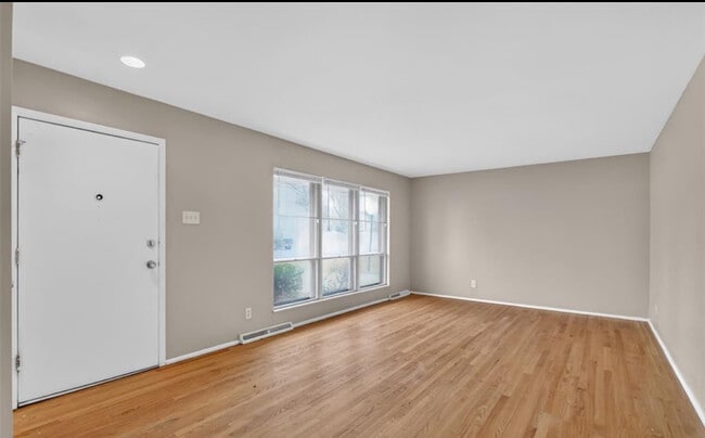 Building Photo - 808 Bella Ln