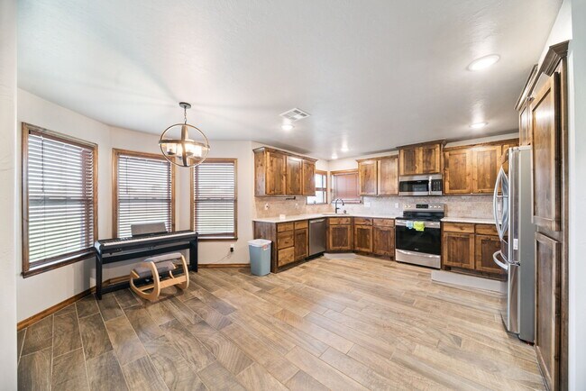 Building Photo - 1138 Jones Ave