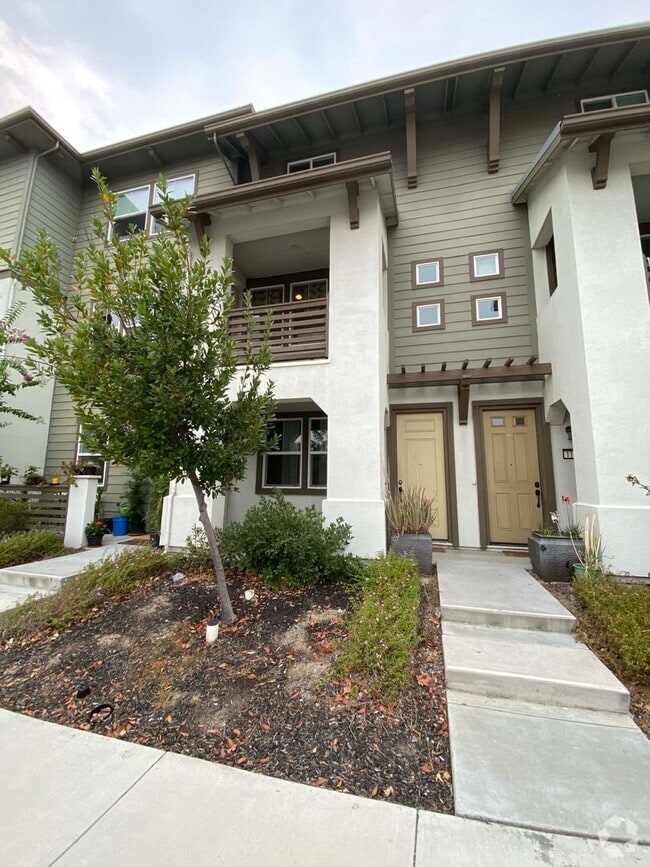 Building Photo - 4Br4Ba Former Model Townhouse Top of the L...
