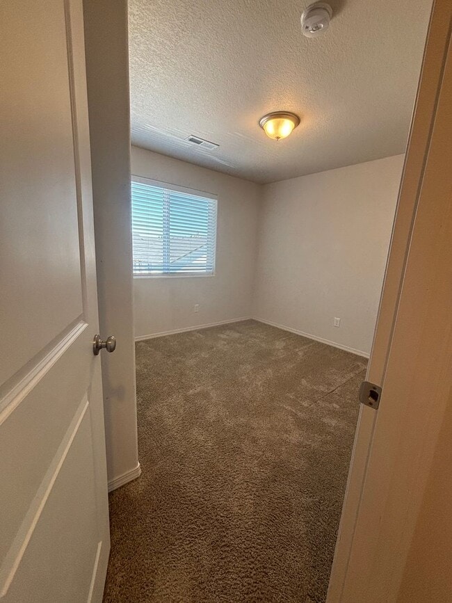 Building Photo - Eugene 3 Bed 2.5 Bath, 2 Story Single Fami...