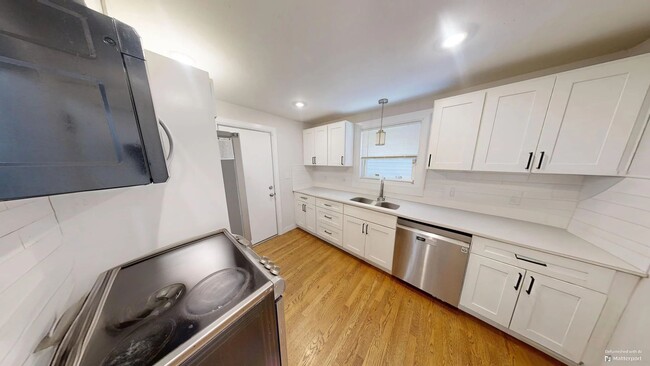 Building Photo - Greycliff 3 Bed