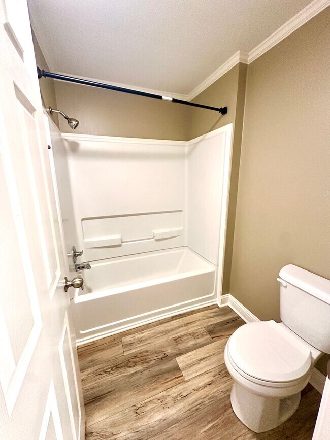 Building Photo - **Application Received ** Available Now! Charming 4-Bedroom Home with Modern Kitchen & Spacious B...