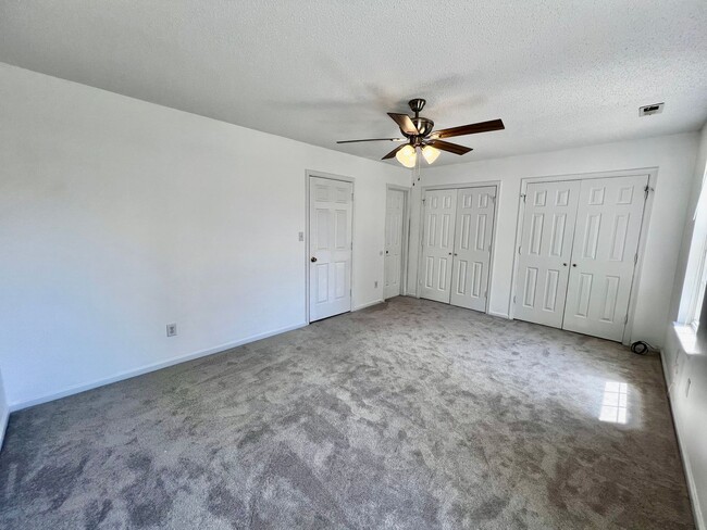 Building Photo - Newly remodeled 3 bed 2.5 bath townhome in...