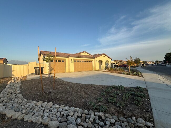 Building Photo - 457 Wildrose Cir