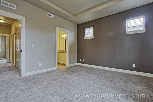 Building Photo - 45 Degree Central 4 bedrooms, 2.5 baths Wa...