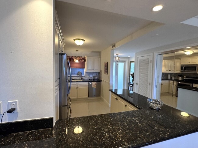 Building Photo - 328 N Ocean Blvd