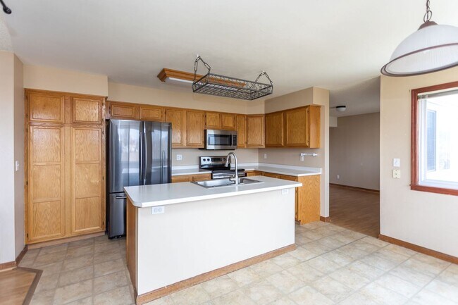 Building Photo - 1130 Pond Side Dr