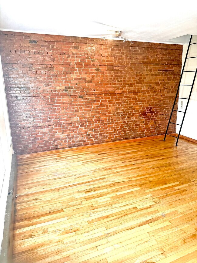 Building Photo - 421 E 119th St