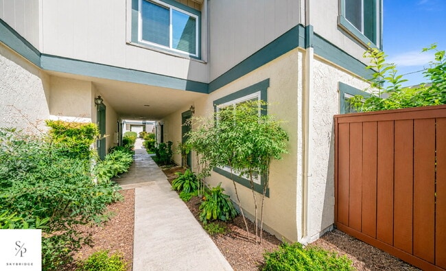 Building Photo - Charming 2-Bed Townhouse with Fireplace in Prime CA Location!