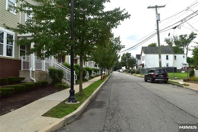 Building Photo - 129 Central Pl