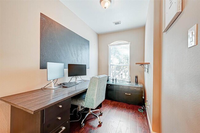 Building Photo - 618 Silver Creek Cir