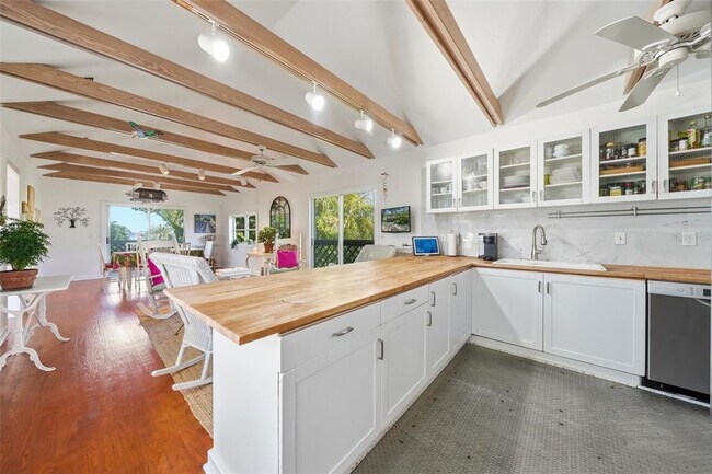 Building Photo - 700 Lands End Dr