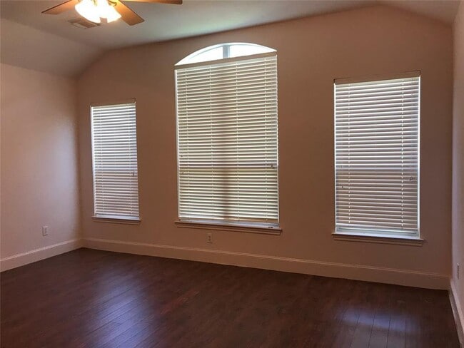Building Photo - 11110 Sherwood Garden Dr