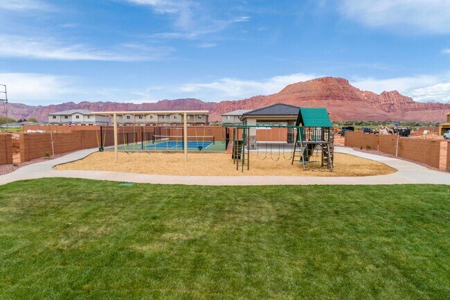 Building Photo - Newer- Red Mountain Vista Town Home,