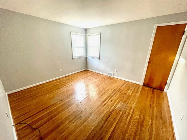 Building Photo - 129 Roselawn Crescent