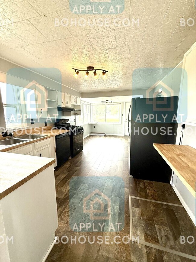Building Photo - AVAILABLE SOON! LAKEFRONT 2 BED 1.5 BATH H...