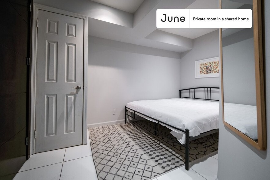 Building Photo - Room in Shared 5 bed/2 bath home in Upper West Side