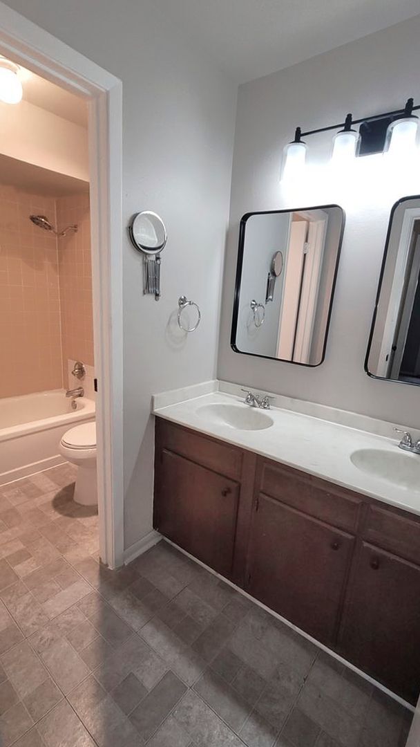 Building Photo - Fantastic Price! 2 bedroom condo near Star...