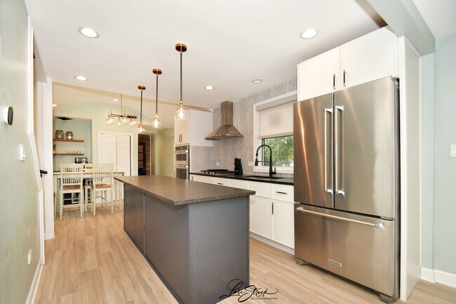 Building Photo - 635 E Prairie Ave