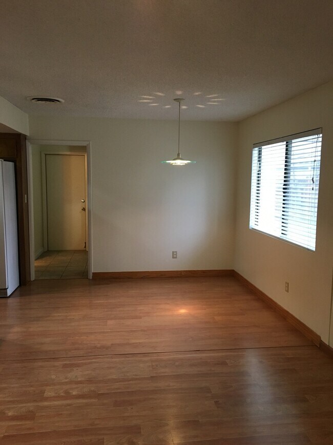 Building Photo - POOL!  Nice 3+2.5 Southwest Bakersfield - Laurelglen Area