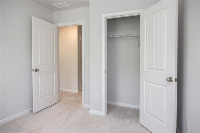 Building Photo - Newly Constructed 4bd/3.5ba Minutes From A...