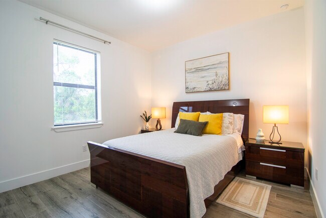 Building Photo - 15245 Brainbridge Cir